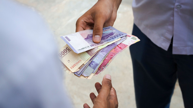 Ilustrasi pungutan liar. Foto: Shutterstock