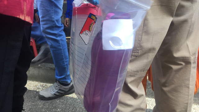 Botol minuman yang digunakan warga binaan untuk mengoplos disinfektan. Foto: Denita BR Matondang/kumparan