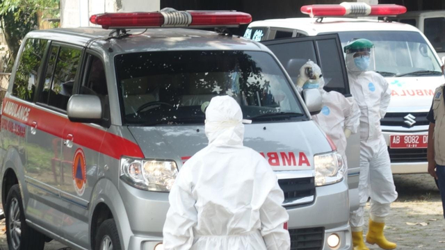 Petugas mengevakuasi warga yang positif corona di Ngrangsan, Selomartani, Kecamatan Kalasan, Kabupaten Sleman. Foto: Arfiansyah Panji Purnandaru/kumparan