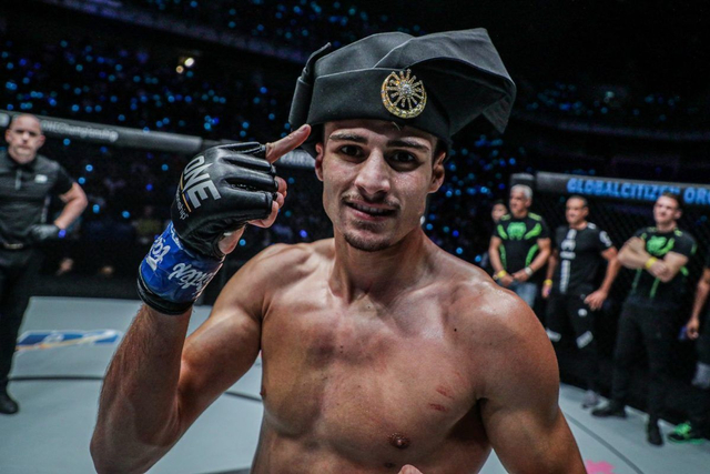 Atlet Perancis berdarah Aljazair Elias Mahmoudi merayakan kemenangan di atas Circle ONE Championship. Foto: ONE Championship