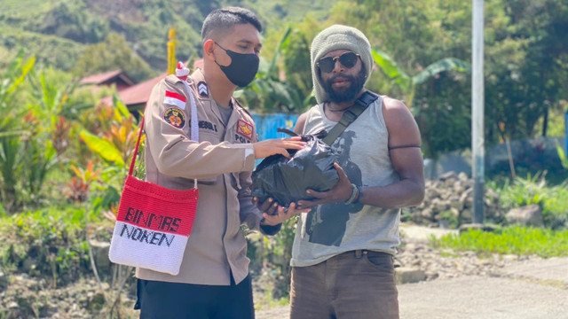 Boni Telenggen, mantan KKB saat mendapat kunjungan Satgas Binmas Noken Polri. (Dok Humas Polda Papua)