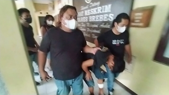 Pelaku dibawa petugas ke Mapolres Brebes. (Fajar Eko Nugroho/panturapost.com)