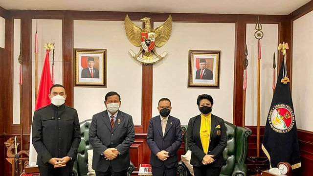 Pengamat militer, Connie Rahakundini Bakrie, akhirnya bertemu dengan Menteri Pertahanan Prabowo Subianto. Foto: Instagram/connierahakundinibakrie