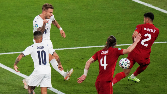 Penyerang Italia, Ciro Immobile saat mencetak gol ke gawang Turki di Euro 2020. Foto: Mike Hewitt/Pool/REUTERS