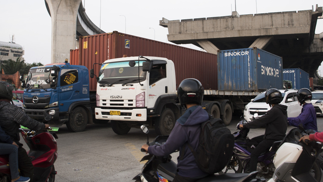 Truk bermuatan peti kemas melintas di kawasan Tanjung Priok, Jakarta Utara. Foto: ANTARA FOTO/Wahyu Putro A