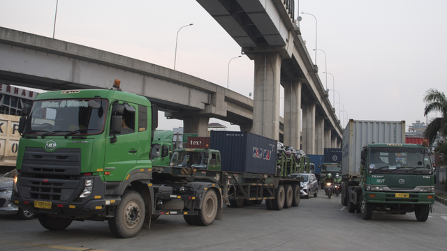 Truk bermuatan peti kemas melintas di kawasan Tanjung Priok, Jakarta Utara. Foto: ANTARA FOTO/Wahyu Putro A