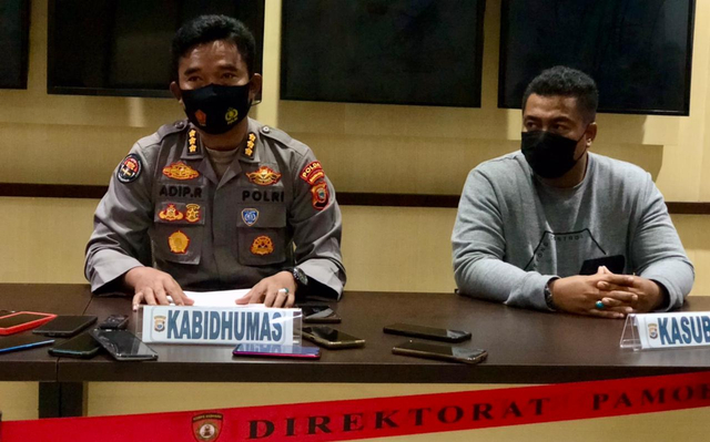 Kabid Humas Polda Maluku Utara, Kombes (Pol) Adip Rojikan dalam konferensi pers terkait kasus dugaan melawan Polantas. Foto: Samsul Hi Laijou/cermat