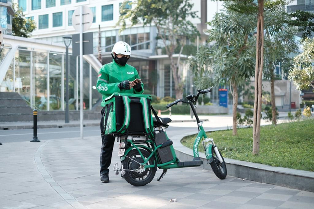 Driver Grabfood saat mengantar pesanan. Foto: Dok. Grab Indonesia