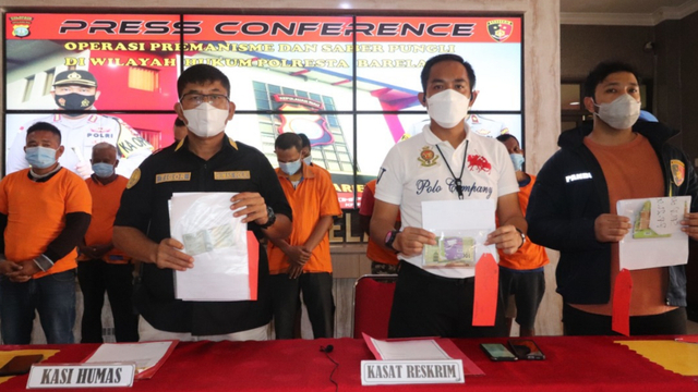 Polresta Barelang menggelar konferensi pers penangkapan pelaku pungutan parkir liar di Batam. Foto: Zalfirega/kepripedia.com