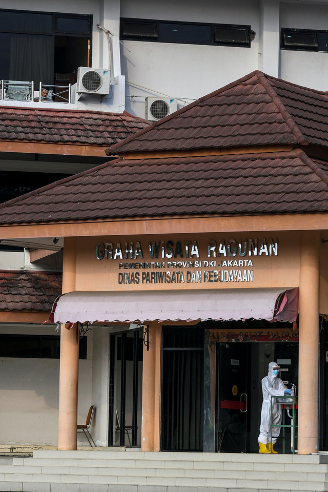 Petugas kesehatan mencuci tangannya di Graha Wisata Ragunan, Kebagusan, Jakarta Selatan, Sabtu (12/6/2021). Foto: M Risyal Hidayat/ANTARA FOTO