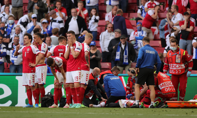 Pemain Denmark, Christian Eriksen mengalami kolaps pada pertandingan Denmark vs Finlandia di Euro 2020. Foto: REUTERS/Hannah McKay
