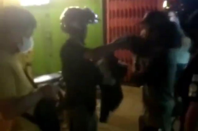 Polisi mengamankan R (kanan), yang diduga kerap melakukan pemalakan di SPBU Kota Baru Pontianak. Foto: Dok Satreskrim Pontianak 