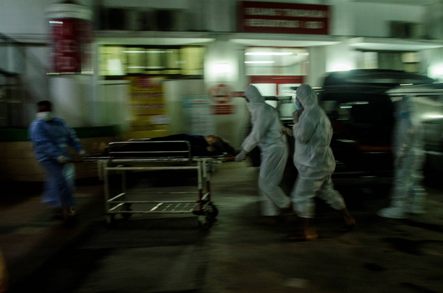 Petugas tenaga kesehatan membawa pasien ke ruang Instalasi Gawat Darurat Rumah Sakit Dokter Hasan Sadikin (RSHS), Bandung, Jawa Barat, Sabtu (12/6/2021). Foto: Novrian Arbi/Antara