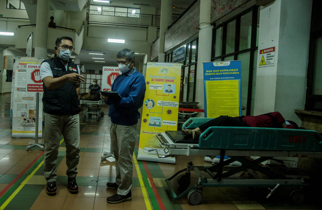 Gubernur Jawa Barat Ridwan Kamil (kiri) berdialog dengan Dr.Yana Muhammad Supriatna saat peninjauan terkait COVID-19 di RSHS, Bandung. Foto: Novrian Arbi/Antara