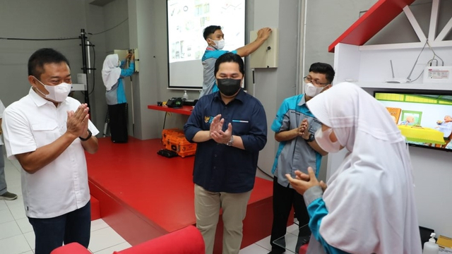 Menteri BUMN Erick Thohir (tengah) didampingi Direktur Utama Telkom Ririek Adriansyah (kiri) saat meninjau Laboratorium Fiber Optic di SMK Terpadu Al-Ikhwan Tasikmalaya. Foto: PT Telkom I