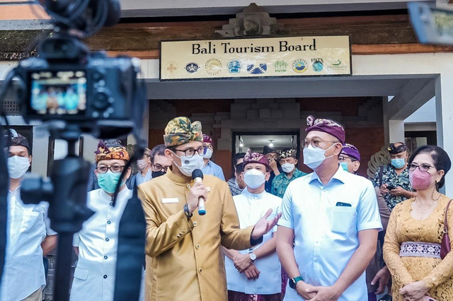 Menparekraf Sandiaga Uno saat mengunjungi kantor Bali Tourism Board (Bali) di Denpasar, Sabtu (12/6). Foto: Dok. Kemenparekraf