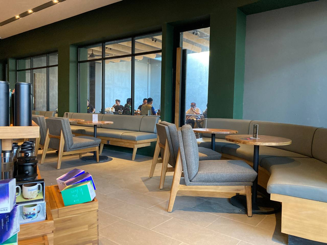 Interior Starbucks Cabang Antasari, Kota Bandar Lampung, Sabtu (12/6/2021) | Foto: Roza Hariqo/Lampung Geh