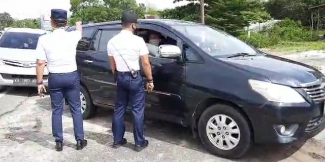 Penjagaan dan pengecekan di Posko penyekatan mudik di Palangka Raya beberapa waktu lalu. (FOTO: Media Center Palangka Raya).