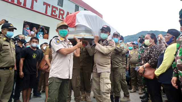 Jenazah Wakil Bupati Sangihe, Helmud Hontong disambut ribuan massa saat tiba di Pelabuhan Tahuna, Kabupaten Sangihe, Sulawesi Utara