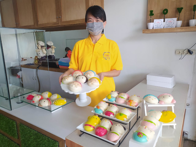 Owner Isabel Kitchen, Kartika Sari, menunjukkan bakpao karakter buatannya. Foto: Dok Hi!Pontianak