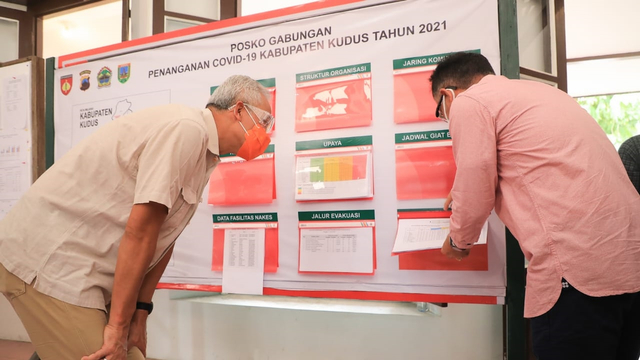 Gubernur Ganjar Pranowo mengunjungi Posko Gabungan Penanganan COVID-19 di Kab. Kudus. Minggu (13/6). Foto: Dok. Istimewa