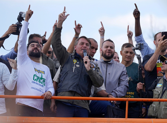 Presiden Brasil Jair Bolsonaro saat berpartisipasi dalam reli iring-iringan mobil di tengah pandemi penyakit virus corona (COVID-19), di Sao Paulo, Brasil. Foto: Amanda Perobelli/Reuters