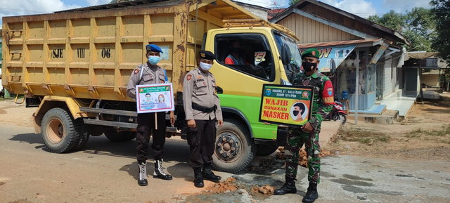  Bhabinsa Koramil 1014 - 07/Balai Riam bersama Bhabinkamtibmas dan Aparatur Kecamatan Balai Riam Satpol PP kembali menggelar operasi yustisi penegakan protokol kesehatan di jalan poros Kecamatan Balai Riam, Sukamara. Foto: IST.