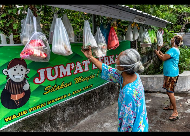Sembako gratis bagi warga terdampak pandemi (sumber: https://www.antarafoto.com)