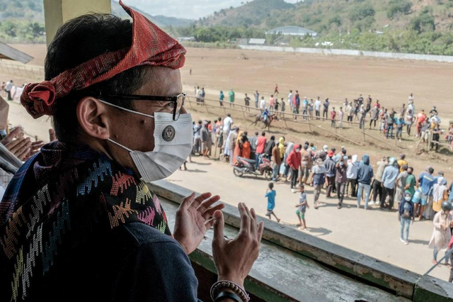 Menparekraf Sandiaga Uno, saat menyaksikan event pacuan kuda di Desa Panda, Libelo, Bima, NTB, Minggu (13/6). Foto: Dok. Kemenparekraf