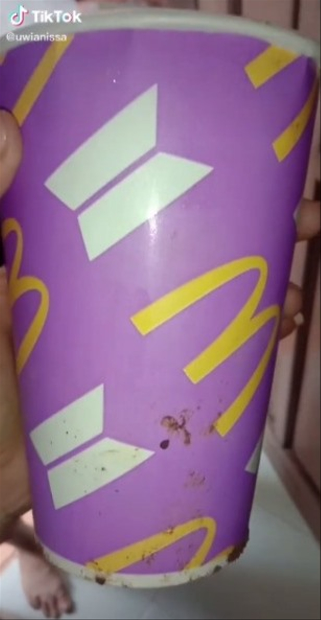Viral seorang ayah pakai gelas BTS Meal jadi tempat cacing bikin putrinya menangis. (Foto: TikTok/@uwianissa)
