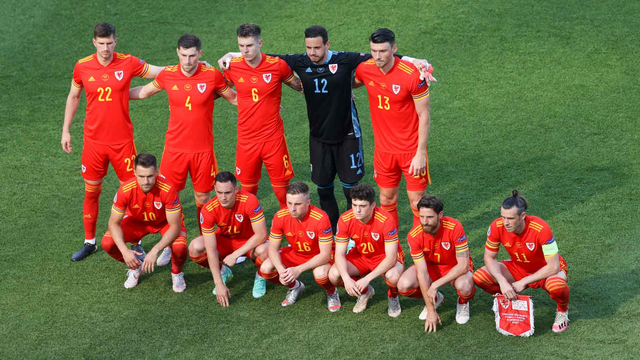 Pemain Wales berpose untuk foto tim sebelum pertandingan Grup A Kejuaraan UEFA Euro 2020 antara Wales dan Swiss di Stadion Olimpiade Baku di Baku, Azerbaijan (12/6). Foto: Naomi Baker/GETTY IMAGES