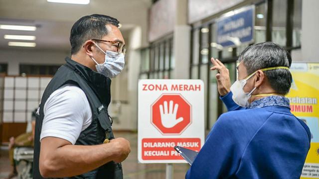 Gubernur Jabar, Ridwan Kamil, meninjau ketersediaan tempat tidur pasien COVID-19 di RSUP Dr. Hasan Sadikin pada Sabtu (12/6) malam.  Foto: Dok. Pemprov Jabar