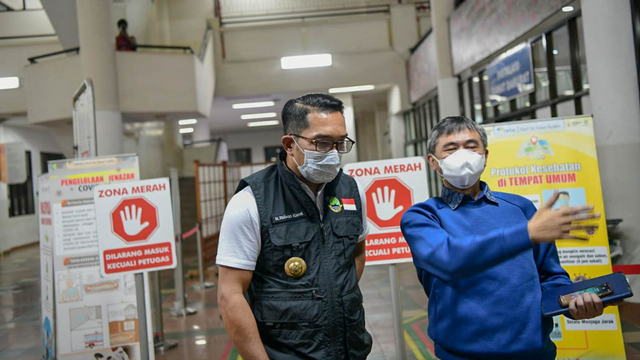Gubernur Jabar, Ridwan Kamil, meninjau ketersediaan tempat tidur pasien COVID-19 di RSUP Dr. Hasan Sadikin pada Sabtu (12/6) malam.  Foto: Dok. Pemprov Jabar