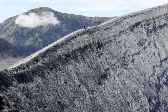 Wisatawan mendaki ke kawah Gunung Bromo di Probolinggo, Jawa Timur, Minggu (13/6/2021). Foto: Umarul Faruq/ANTARA FOTO