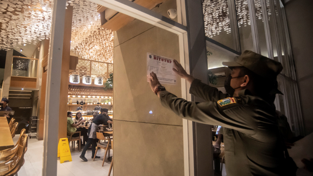 Ilustrasi penutupan tempat usaha Jakarta, Minggu (13/6/2021). Foto: Muhammad Adimaja/ANTARA FOTO