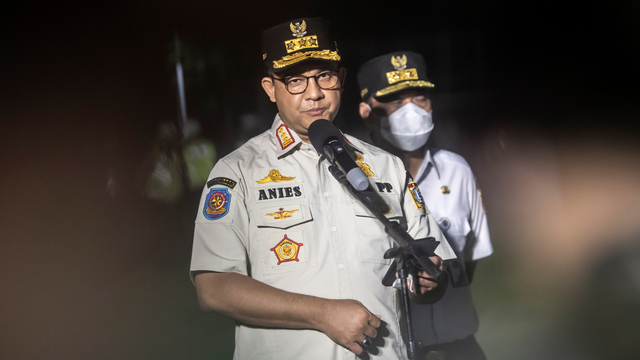 Gubernur DKI Jakarta Anies Baswedan usai mengikuti apel bersama Penegakan Pendisiplinan PPKM Berskala Micro TA 2021 di Jakarta, Minggu (13/6/2021). Foto: Muhammad Adimaja/ANTARA FOTO