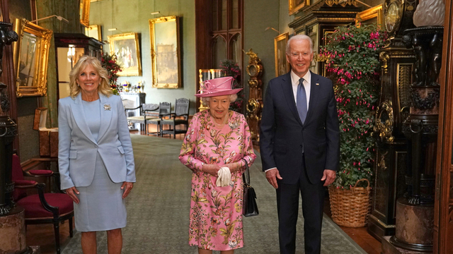 Presiden AS Joe Biden dan Ibu Negara AS Jill Biden berfoto dengan Ratu Inggris Elizabeth II (tengah) di Grand Corridor di Windsor Castle di Windsor, barat London, Inggris, Minggu (13/6). Foto: STEVE PARSONS/POOL/AFP