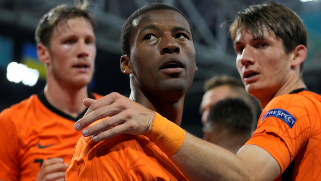 Pemain Belanda Georginio Wijnaldum merayakan gol pertama mereka dengan rekan setimnya, di Johan Cruyff Arena, Amsterdam, Belanda, Senin (14/6) WIB. Foto: Pool via REUTERS/Peter Dejong
