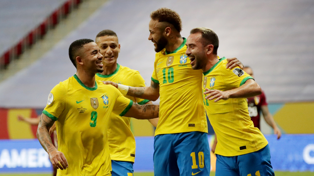 Pemain Brasil Neymar berselebrasi bersama rekan setim usai mencetak gol kedua mereka, di laga Copa America 2021, Senin (14/6) WIB. Foto: Henry Romero/REUTERS