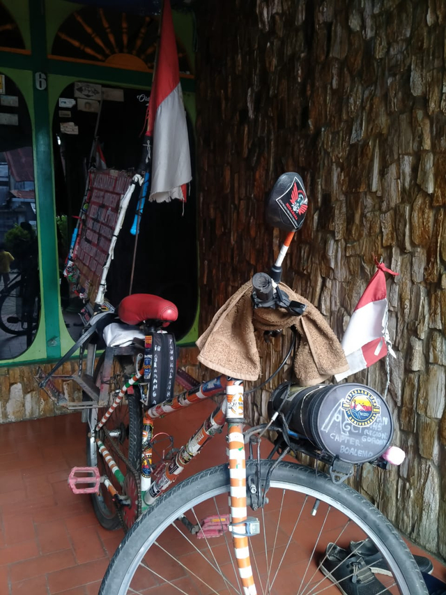 Sepeda yang digunakan Joni untuk keliling Indonesia. Foto: Lydia Salsabilla/Hi!Pontianak