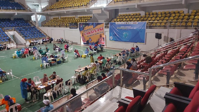 Vaksinasi Covid-19 bagi warga Batam di GOR Temenggung Abdul Jamal, Mukakuning. (Foto: Reza/ Batamnews)