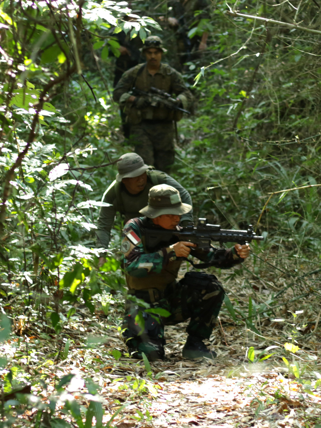 Prajurit Batalyon Intai Amfibi (Yontaifib) Korps Marinir TNI AL dan United States Marines Corps Reconnaissance Unit saat Latihan di hutan Tumpang Pitu. Foto: Budi Candra Setya/Antara Foto