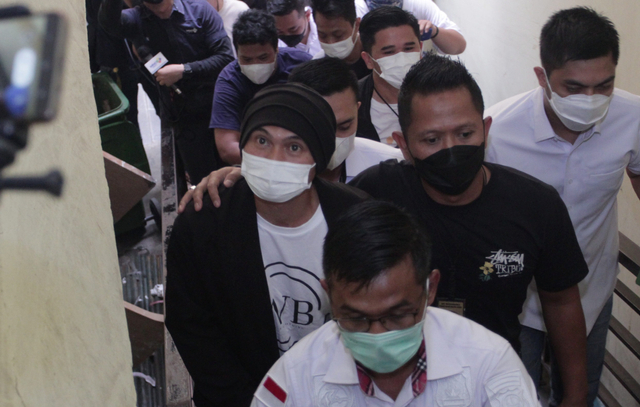 Musisi Anji saat menjalani pemeriksaan kesehatan terkait penyalahgunaan narkoba di Polres Jakarta Barat, Senin, (14/6). Foto: Ronny