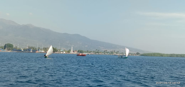 Dua perahu layar yang ikut dalam Ekspedisi Perahu Layar menuju Pulau Kojadoi Maumere yang digelar Lanal Maumere pada Minggu (13/6). Foto : Istimewa