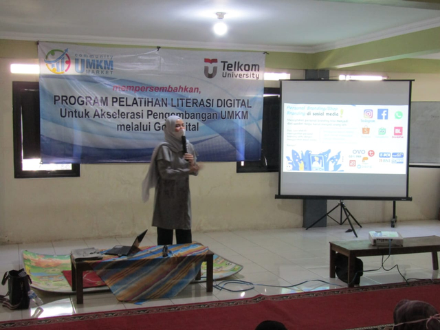 Telkom University melakukan kegiatan Pelatihan Bisnis kepada Pelaku UMKM dengan tema Literasi Digital. Disampaikan oleh Dosen Telkom University, Pelaku Usaha dan sekaligus Entrepreneur Coach, Marheni Eka Saputri. ST., MBA
