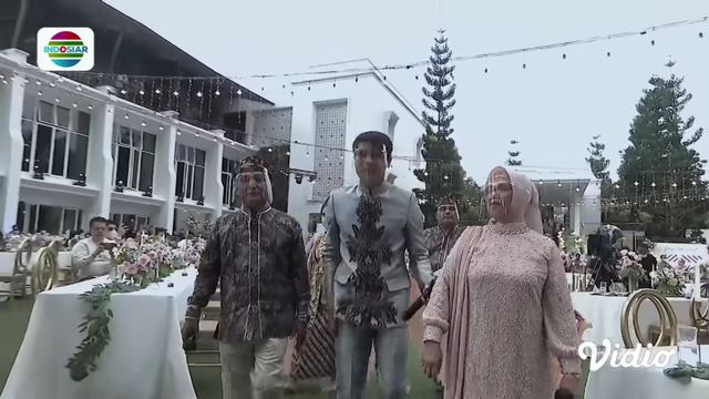 Keluarga Lesty menyambut keluarga Rizky Billar di acara lamaran. Foto: YouTube Indosiar