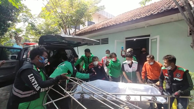 Sejumlah ojol mengangkat jasad rekan mereka yang diduga jadi korban begal. (Foto: Fajar Eko)