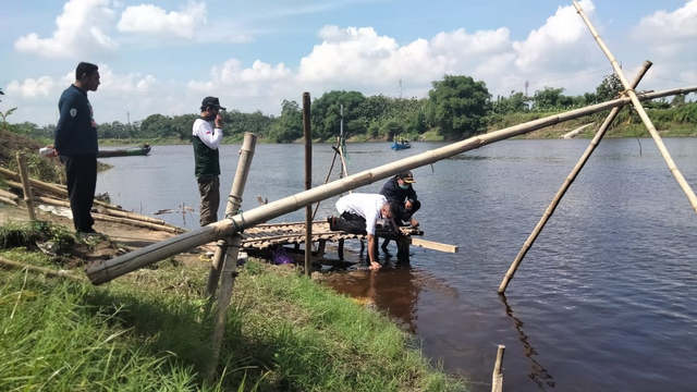 Kondisi Sungai Bengawan Solo di Desa Tembeling, Kecamatan Kasiman, Kabupaten Bojonegoro, yang airnya berubah warna menjadi coklat kehitam-hitaman. (foto: dan/beritabojonegoro)
