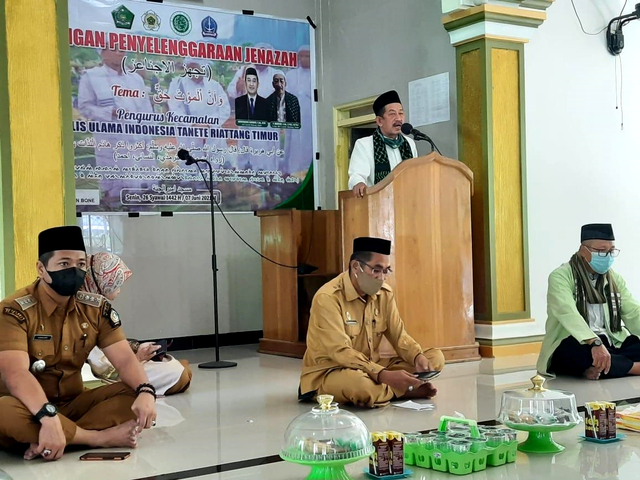 Ketua MUI Kecamatan Tanete Riattang Timur, Bone, Hamzah, saat ceramah pada Senin (14/6) sekitar pukul 10.00 WITA. Foto: Dok. Istimewa