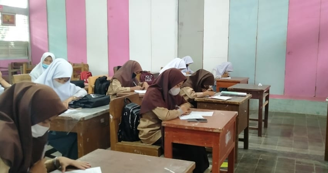 kegiatan pembelajaran di kelas. kredit foto: Aina